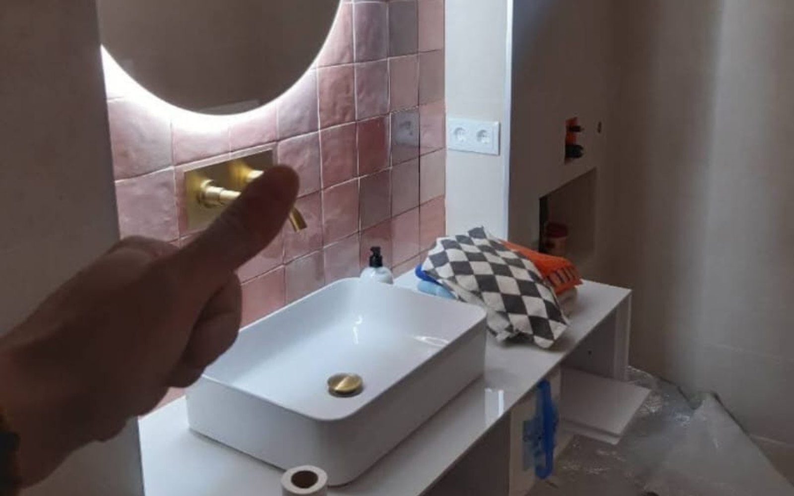 Detalle de lavabo y acabados en baño