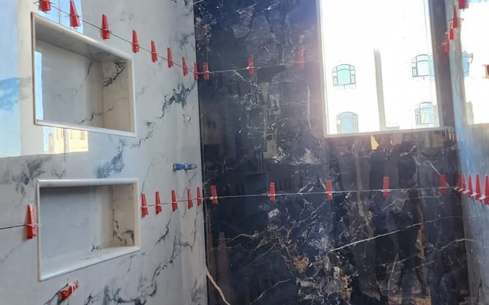 Reforma de baño con contraste de revestimientos