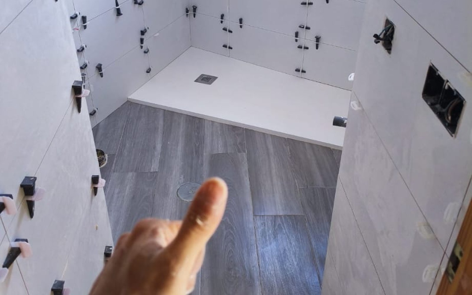 Instalación de plato de ducha en reforma de baño