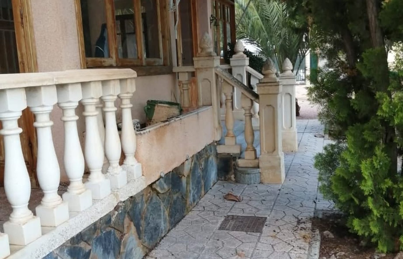 Exterior con pasillo técnico