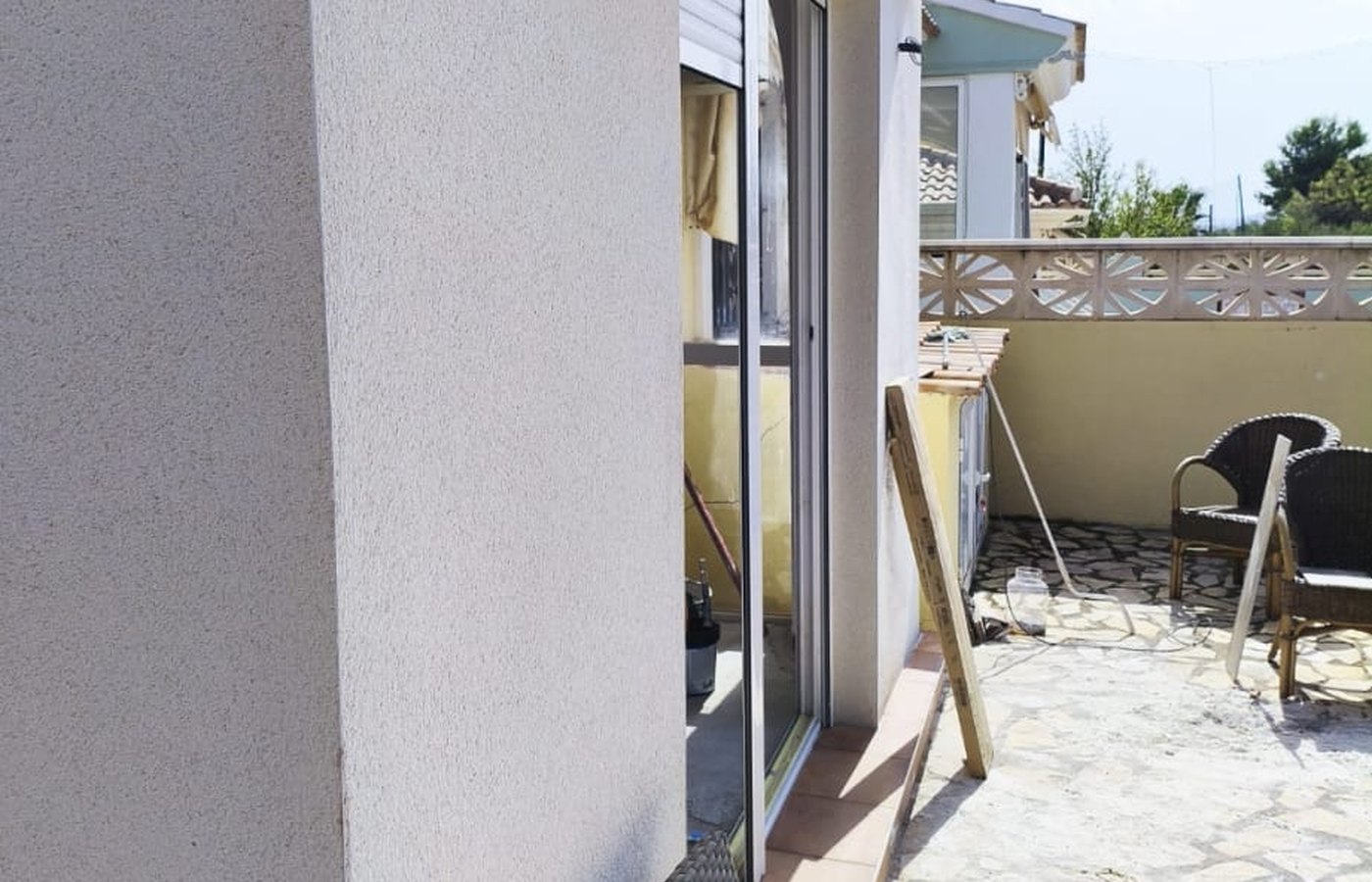 Fachada con terraza