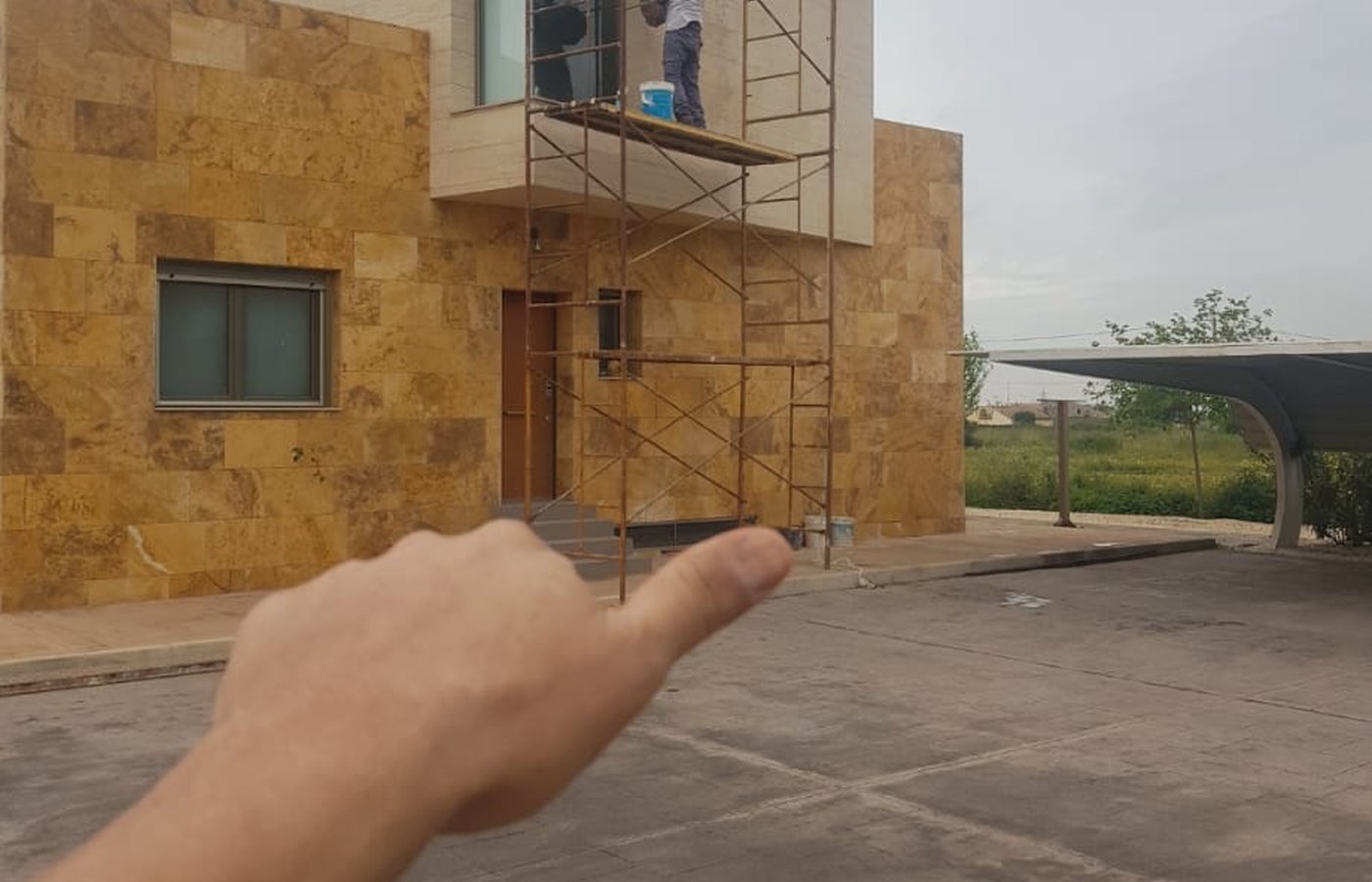 Obra de fachada con andamio