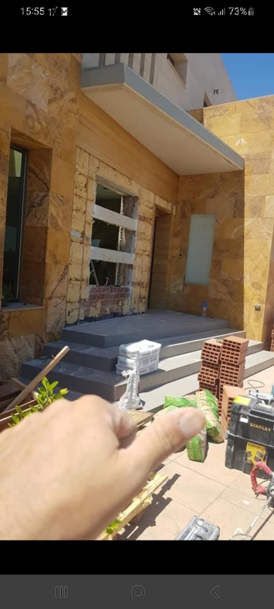 Entrada de vivienda en fase de reforma y acabados