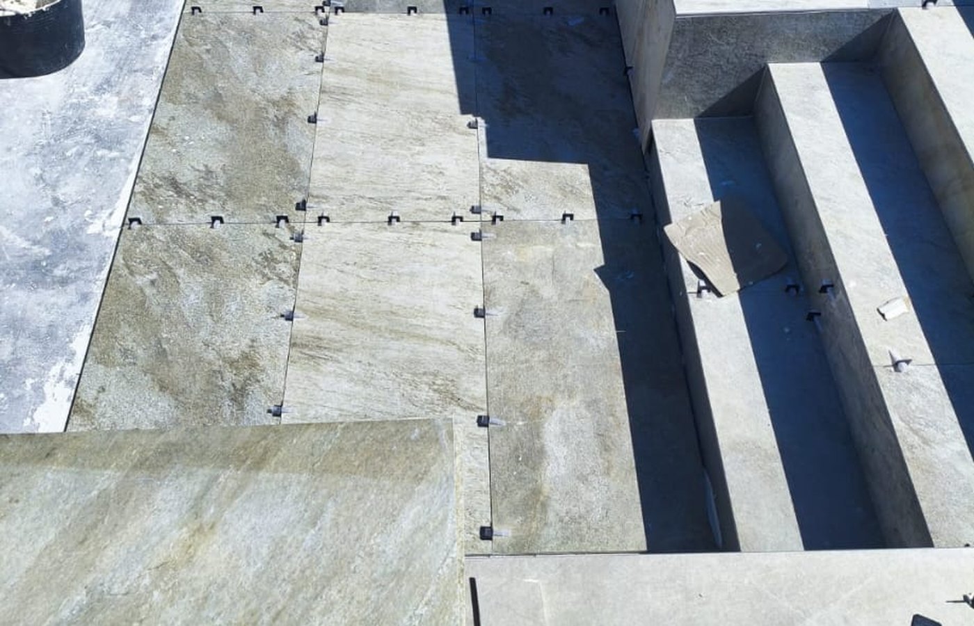 Escalones técnicos en piscina