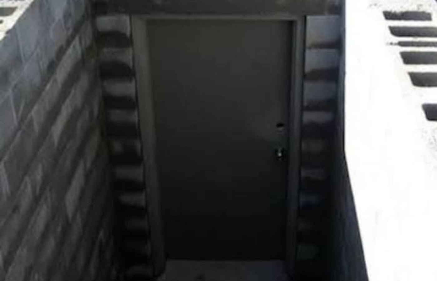 Acceso subterráneo con escalera