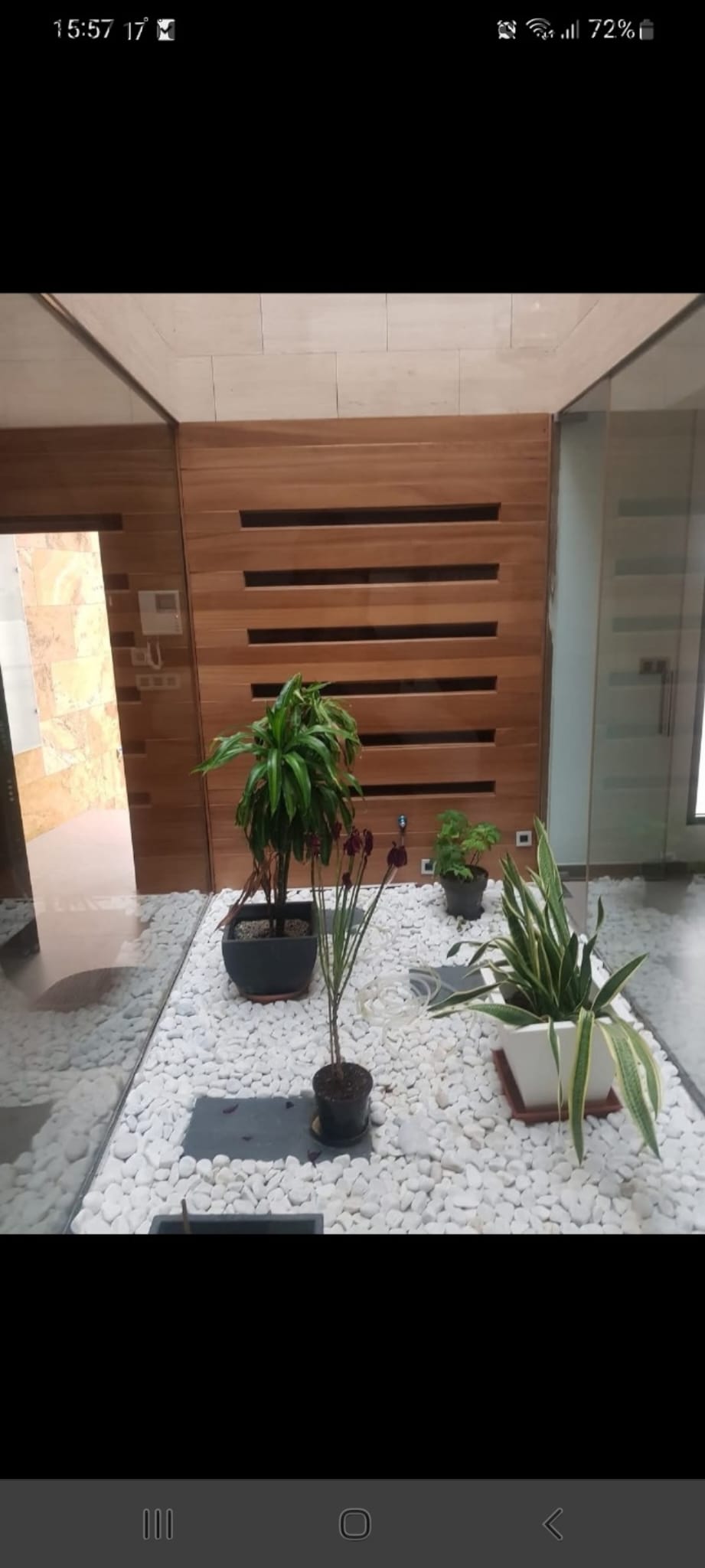 Instalación de ventanas lineales en fachada