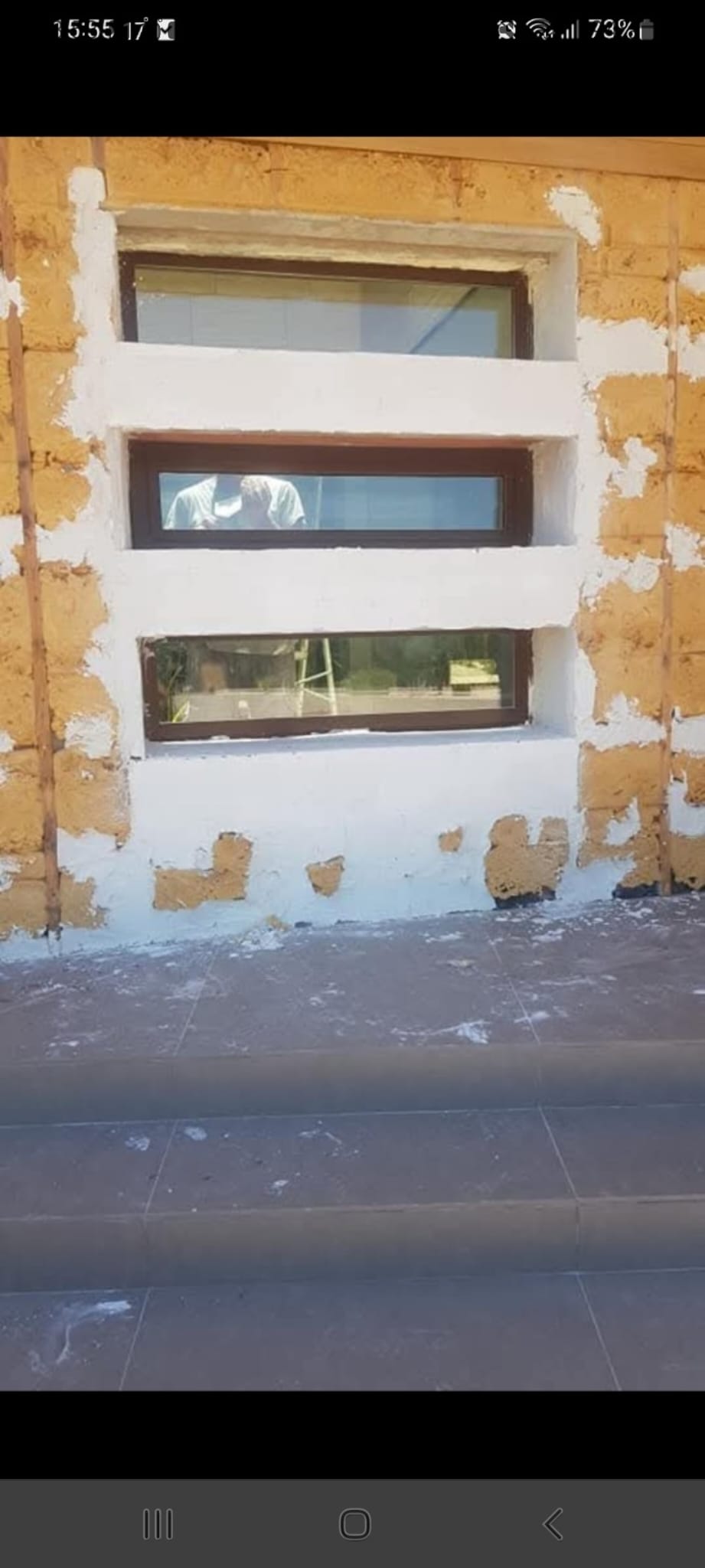 Acabado en madera con ventanas lineales