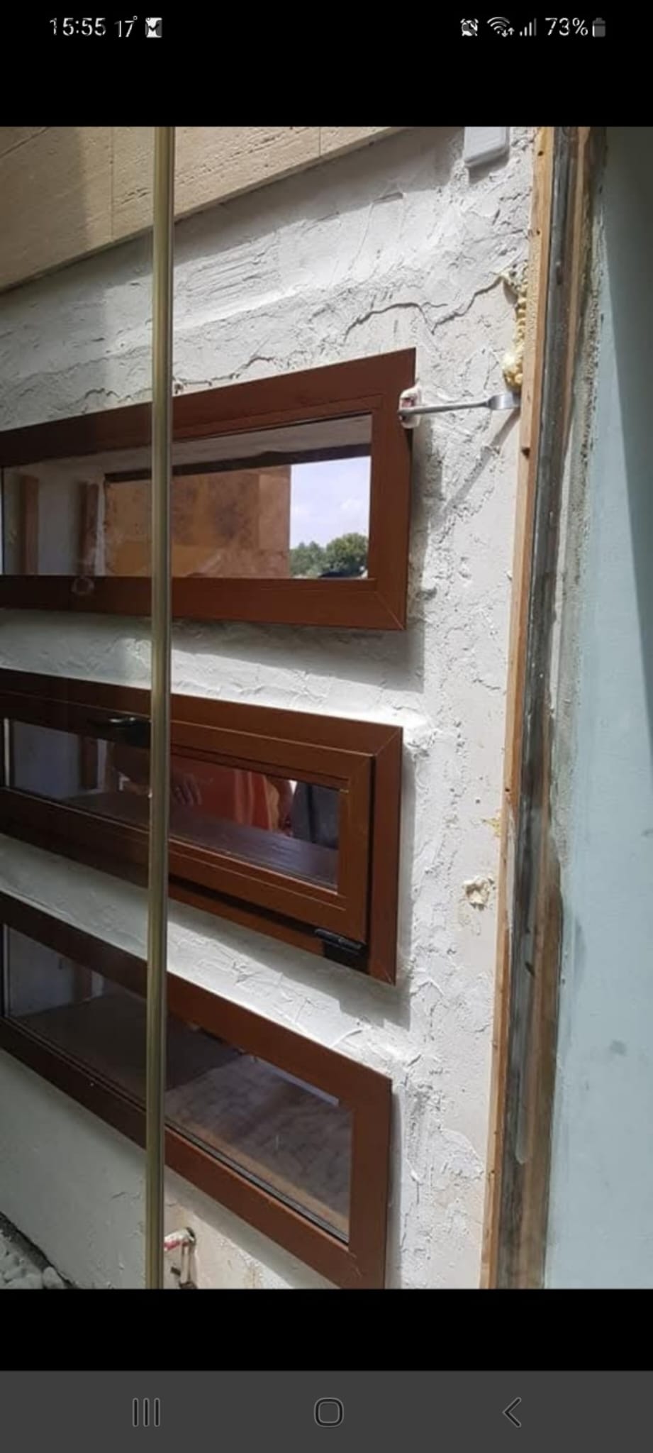 Muro de madera en patio interior
