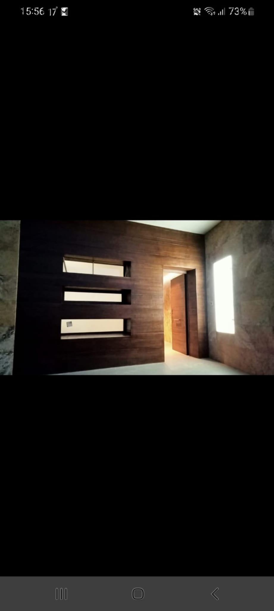Panel de madera con iluminación natural